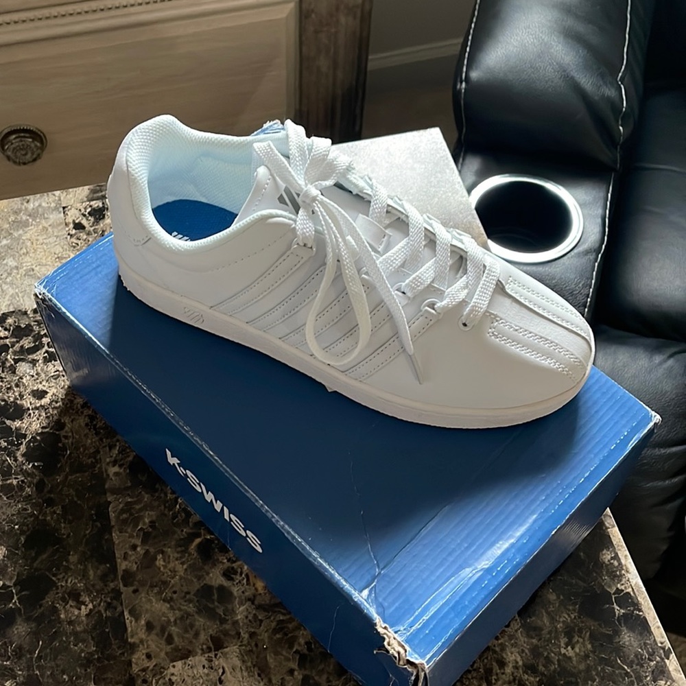 Classic k-Swiss sneakers youth size 7 which is womens size 9. Brand new in box